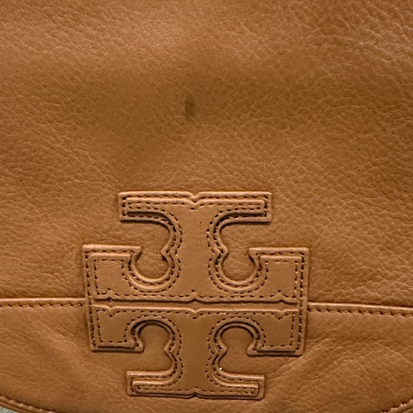 Tory Burch Tan Leather Crossbody saddle Bag with Gold Chain - Picture 5 of 13
